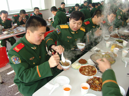 记者 鲁江) 在老兵即将复员之际,武警吉林省总队政委胡汉武来到一支队