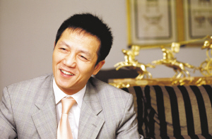 2002年10月11日,新科"上海首富"周正毅在香港豪宅里春风得意.