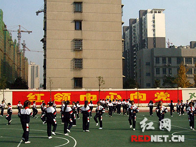 (五一小学的留守少年儿童在跳阳光校园舞曲.