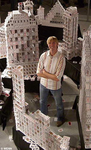 他经常看到爷爷在玩扑克牌后,用一张张扑克牌搭建出一座"扑克牌房子"