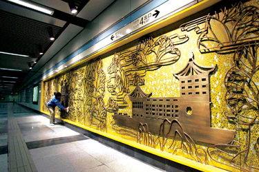 工作人员在轨交9号线桂林路站站厅擦拭壁画,为通车作最后准备纪海鹰10