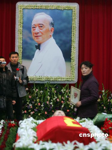 组图:孙道临追悼会在上海举行(2)