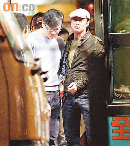 造型举止都越来越妖异的"草蜢"成员蔡一杰,日前在他哥哥蔡一智的生日