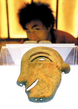 仰视铜人面具为侧视人面形,是平顶山应国墓地属于西周早期至春秋早期