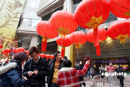 香港时代广场高挂红灯笼 营造情人节浪漫氛围