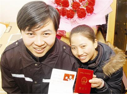 圖文:英雄方亮昨喜領結婚證