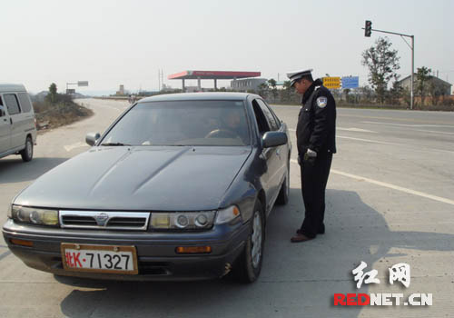 假軍車招搖上路 常德交警火眼識破(圖)