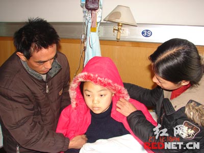 15岁女孩患白血病 养父母四处寻找其亲生父母(图)