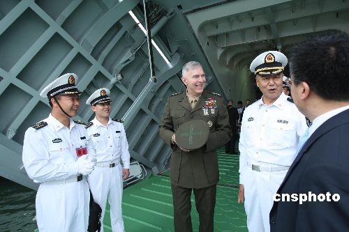 美国海军陆战队司令参观中国导弹驱逐舰3