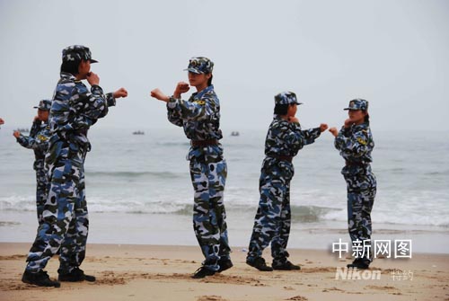 海軍陸戰隊女兵練精兵 提高實戰對抗能力(組圖)(2)