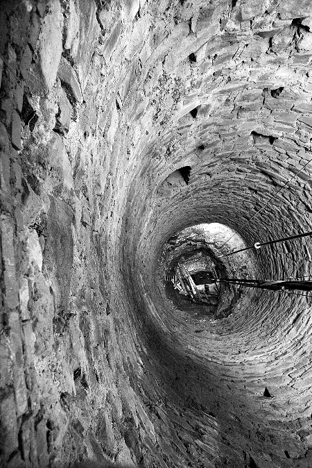 水井口部直径为6米,底部直径为3米,井深30米,水深约18米