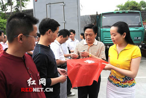 邓太平)5月30日上午,溆浦县选派100名机关党员干部到农村去担任村党