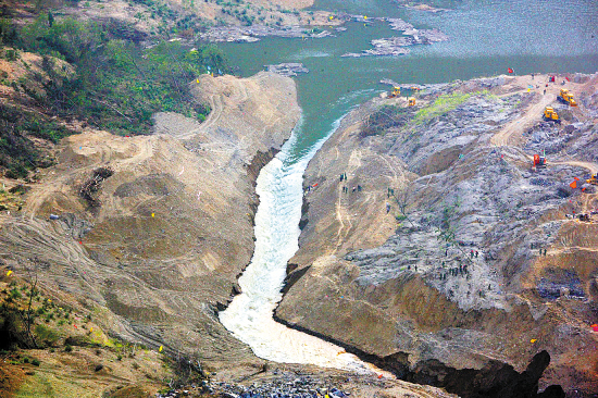唐家山堰塞湖加大泄洪量