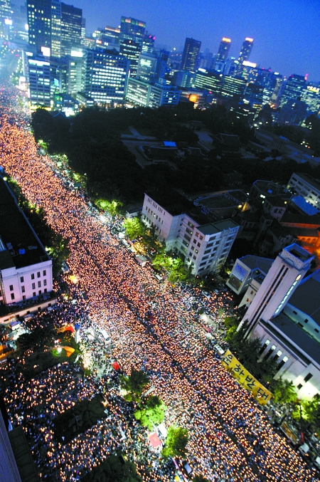 抗议开放牛肉市场事件升级 韩国数十万人烛光大游行 民众高喊"