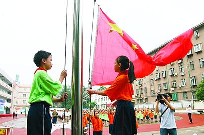 升旗儀式上,從升旗手到護旗手以及主持人都是擂鼓小學的學生.