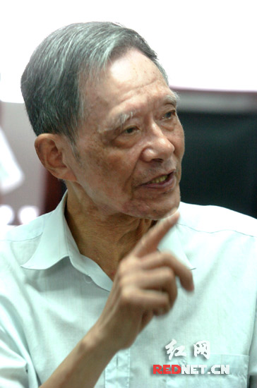 (中国科学院院士,湖南大学教授姚守拙在座谈会上发言.