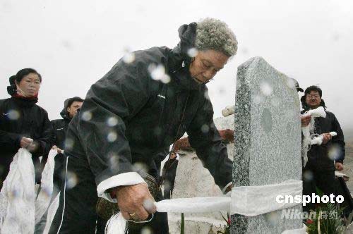 70岁的潘多不顾年迈体弱,带着对中国登山运动的热爱,带着对北京奥运