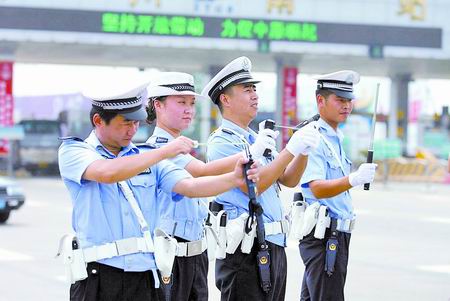 高速交警裝配新裝備警用彈弓能打逃竄車