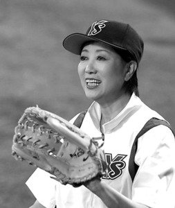 麻生(左)第四次冲击首相宝座遭遇小池(右)阻击□徐超 新华社供本报