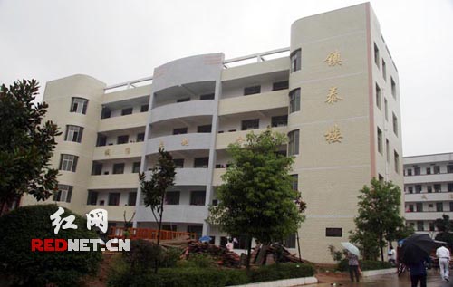 百人大班"瘦身" 邵阳1500多学生喜迁新教室(图)_新闻中心_新浪网