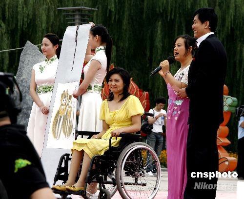 盲人钢琴调音师陈燕(右二)在北京2008年残奥会主题文艺演出中展示她画