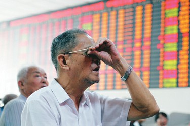 今天上午,在申银万国昌化路证券营业大厅内,一位老股民用手打起眼罩