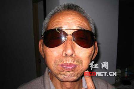 网友热捧山东8旬老人恶搞非主流造型照(图)