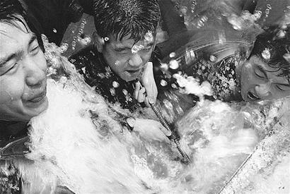 图文:出水后,身上挂满滚钩