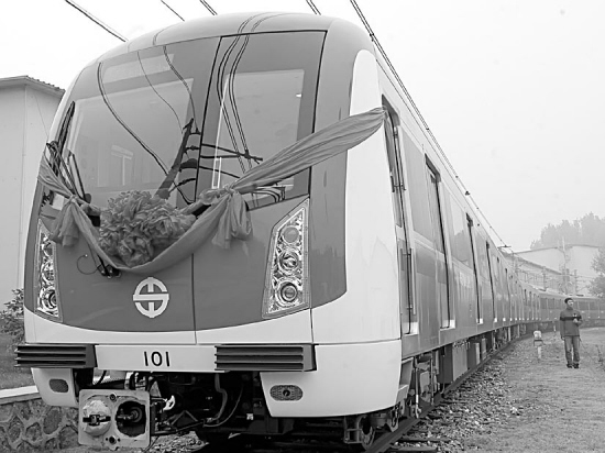 沈阳地铁一号线首列车盛装下线