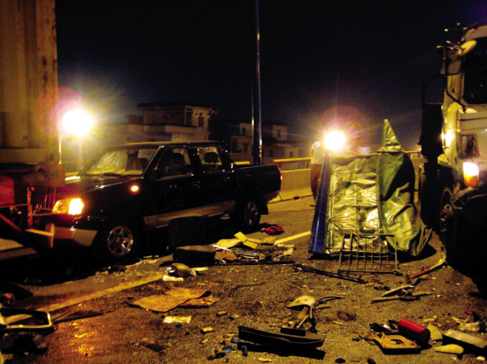 司机违规换胎17车连环追尾_新闻中心_新浪网