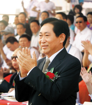 本报记者 郑东升 王小可 摄许宗衡李意珍等市领导出席颁奖并和获得