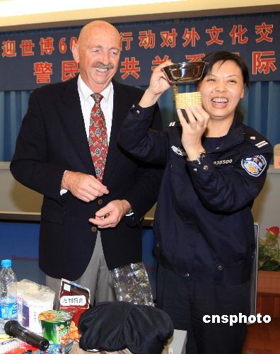 图:中美警察上海交流警民关系学