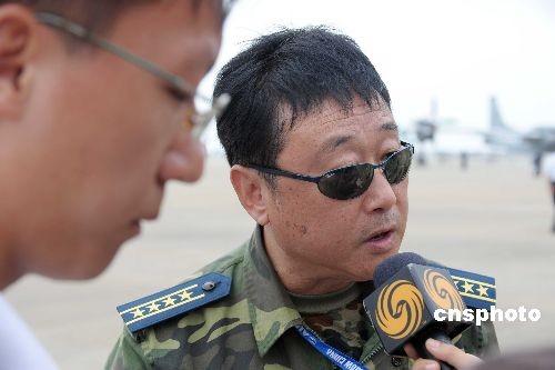 图中国歼十首飞试飞员雷强接受记者采访