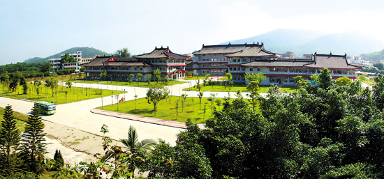 六祖广场即将迎来禅宗六祖文化节的宾客本报新兴讯 记者李维宁,通迅员