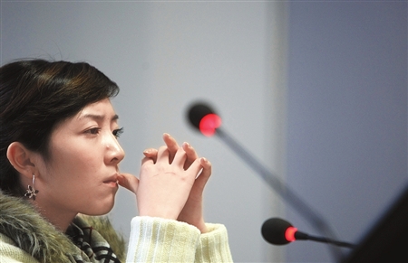 谭静出庭 "说我半裸体坠楼赔20万"