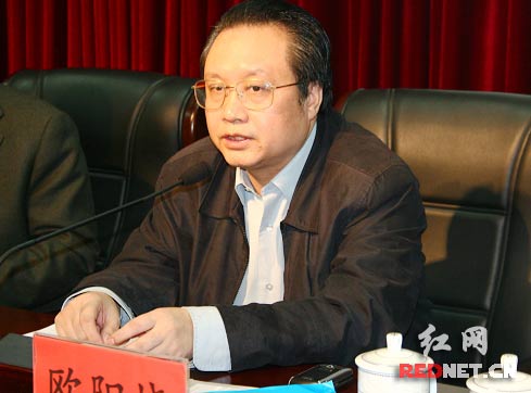 (湖南商学院党委书记欧阳峣教授致欢迎辞.