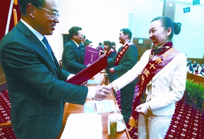 > 正文     本报讯(记者 徐丹) 在昨日召开的全市社区建设大会上