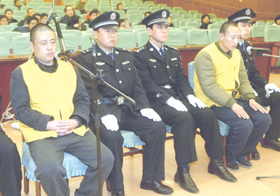 图为被告人张玉军(左一),张彦章(右二)出庭受审 新华社发 丁立新摄本