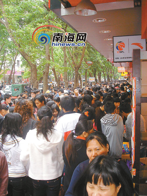 街上人如潮海口市解放西路上,购物,出行的人挤满街头.本报记者杨勇摄