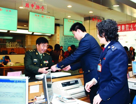 唐爱国正在办理个税申报.