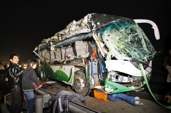 广惠高速大客车追尾三人生命垂危