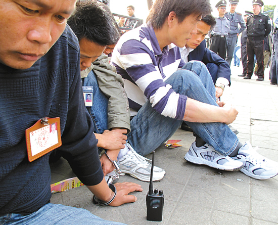 昨天下午,广州市公安局便衣侦查支队会同各属地公安分局在广州火车站