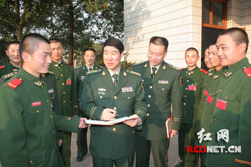 授课结束后,岳喜强亲切地与官兵代表们进行交流,听取官兵们对新训