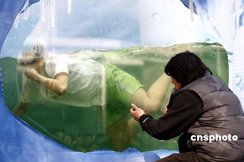 图:北京海选北极探险者 勇士挑战冰水中憋气