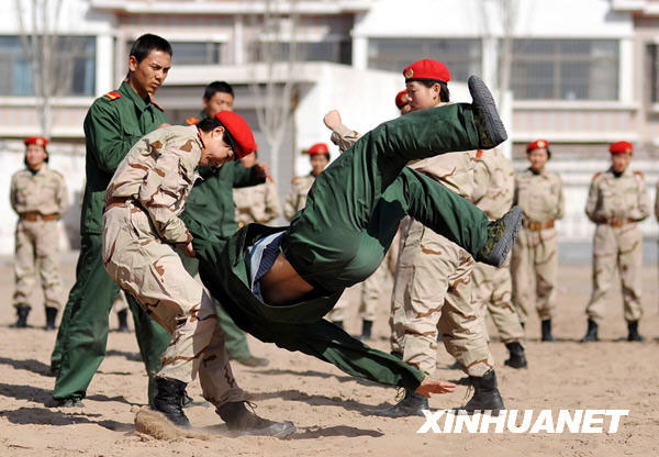 3月6日,武警宁夏总队直属支队女子特警队队员进行擒拿格斗训练