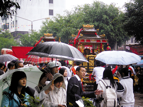 正文"双忠"巡城引得万人空巷 本月7日,汕头市潮阳区棉城镇