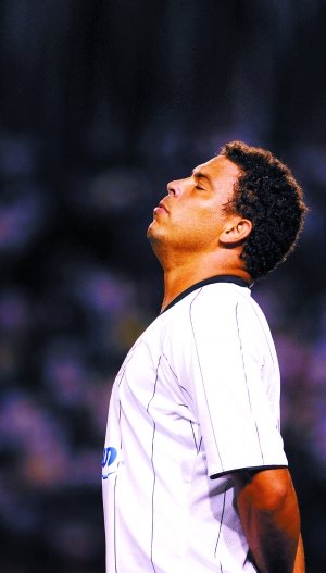 本报讯 帕卡恩布球场的2万球迷疯狂了,他们高呼着罗纳尔多的名字,脚下