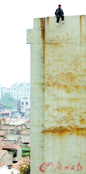 男子纵身跳楼轻生瞬间消防员一把拉住