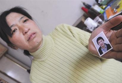 柳照片记者邹斌 见习记者张辉报道:前日凌晨1时许,新洲仓埠武滨路与骑