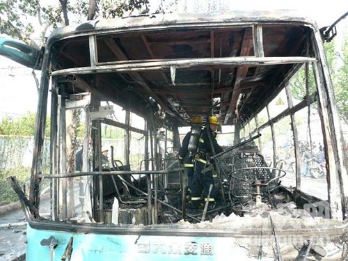 上海一公交车起火燃烧成空壳 无乘客受伤(图)